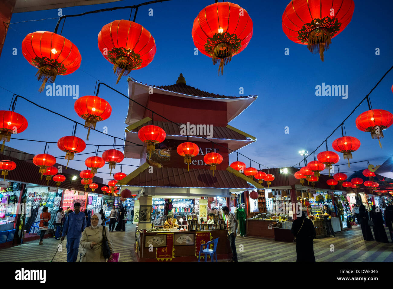 Cina pavilion con lanterne rosse e una galleria di negozi a livello globale e villaggio turistico di attrazione culturale in Dubai Emirati Arabi Uniti Foto Stock