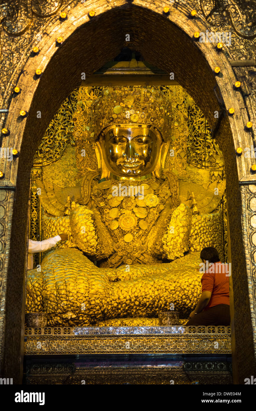 Il Mahar Myat Muni Buddha immagine in Mandalay in Myanmar (Birmania) Foto Stock
