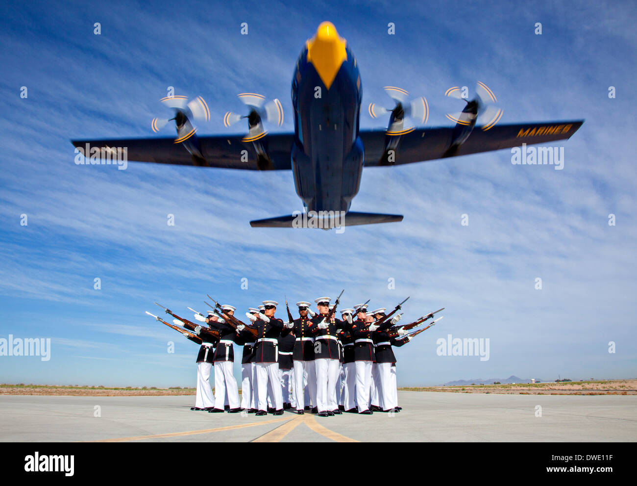 La US Marine Corps Blue Angels C-130 Hercules aeromobili, affettuosamente noto come Fat Albert, vola sopra il trapano silenzioso plotone durante air show prove generali di Marzo 4, 2014 a Marine Corps Air Station Yuma, Arizona. Foto Stock