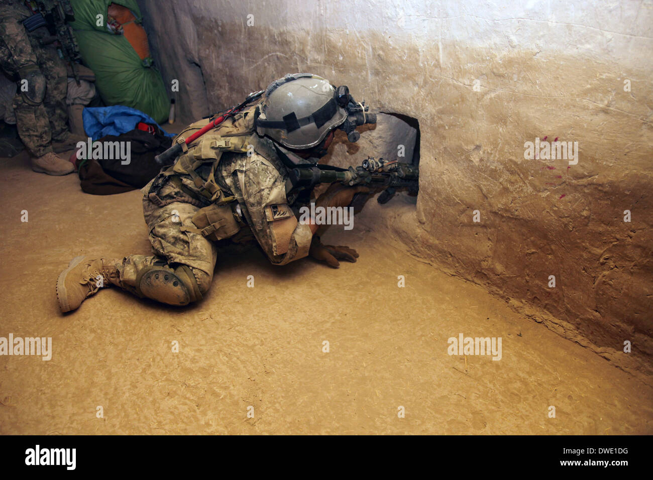 Un soldato afgano cerca un vespaio per sospetta insorti durante una operazione di detenere un talebano fornitore di armi Luglio 20, 2012 in Shah Wali Kot distretto, provincia di Kandahar, Afghanistan. Foto Stock