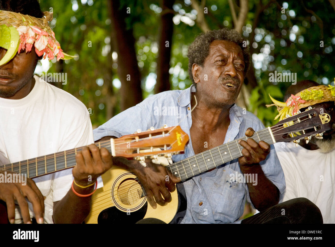 Un isola Ghizo string band suona per turisti, Kennedy Isola, Isole Salomone, Sud Pacifico Foto Stock