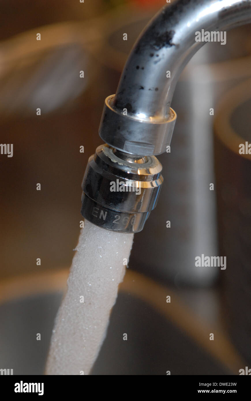 Rubinetto girevole da cucina. Rubinetto dell'acqua corrente con acqua a flusso rapido. Spreco di acqua dolce. Foto Stock