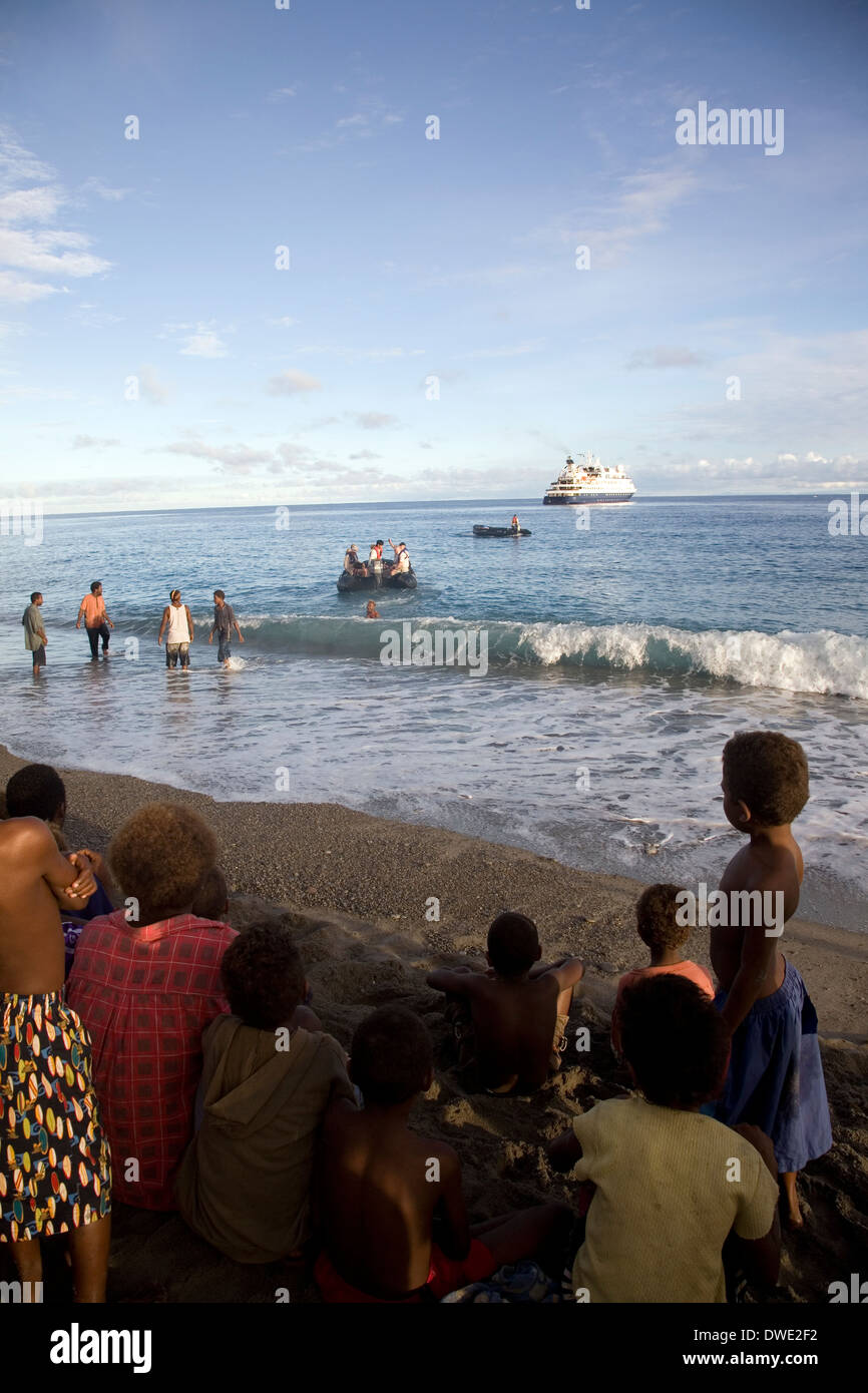 I passeggeri dalla Aussie expedition cruiser Orion effettuare una chiamata a Savo, Isole Salomone, Sud Pacifico Foto Stock