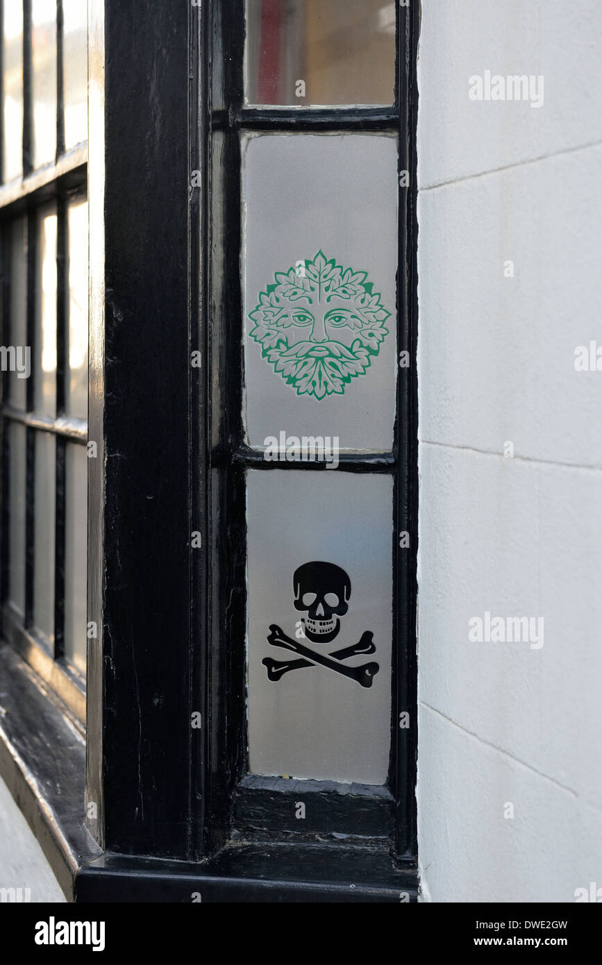 Green Man ritratto e teschi finestra anteriore adesivi. Tutti i Santi Street, Hastings Foto Stock