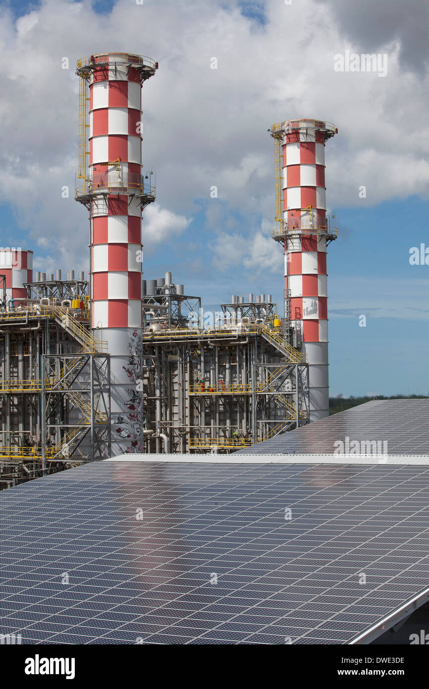 Una centrale a gas UTE Norte Fluminense FES con una grande costruzione fotovoltaico a Macae Foto Stock