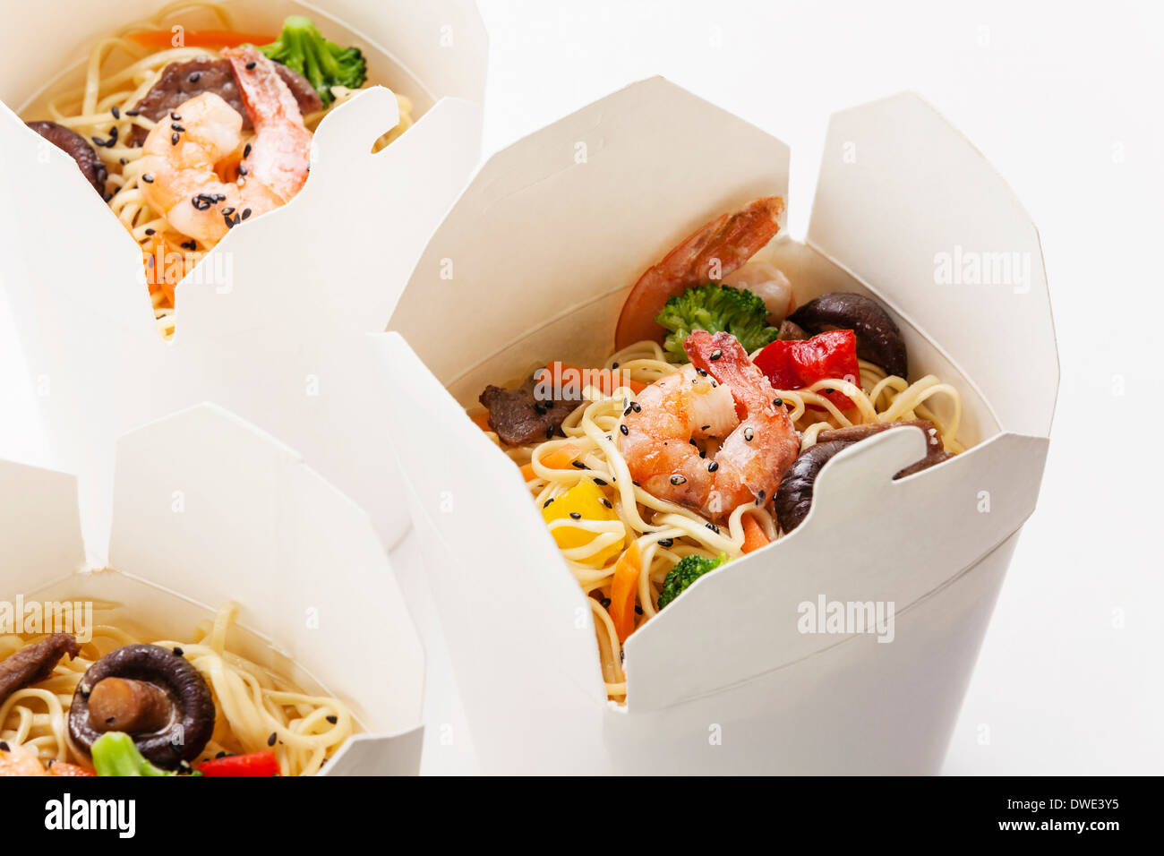Tenere lontano i noodle all'uovo con funghi shiitake, gamberi e carne di maiale Foto Stock