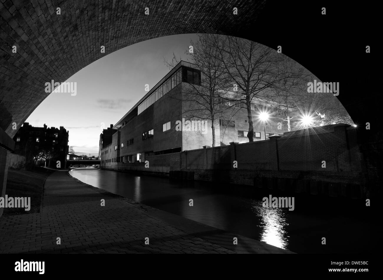 Il Nottingham City Corte incorniciata da un ponte di notte, Nottinghamshire England Regno Unito Foto Stock