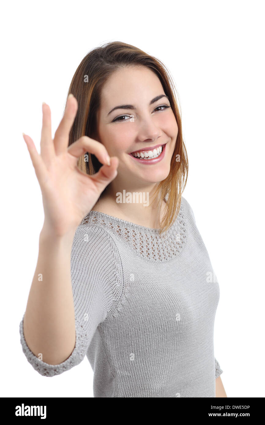 Donna felice gesticolando ok isolato su uno sfondo bianco Foto Stock
