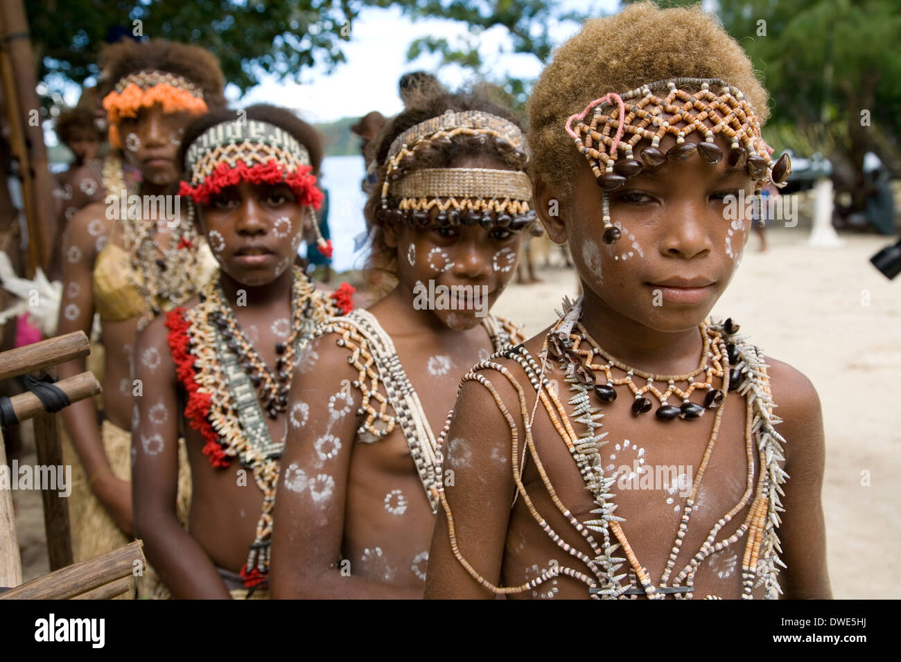 I bambini in abito tradizionale, Nggela Isola, Isole Salomone, Sud Pacifico Foto Stock