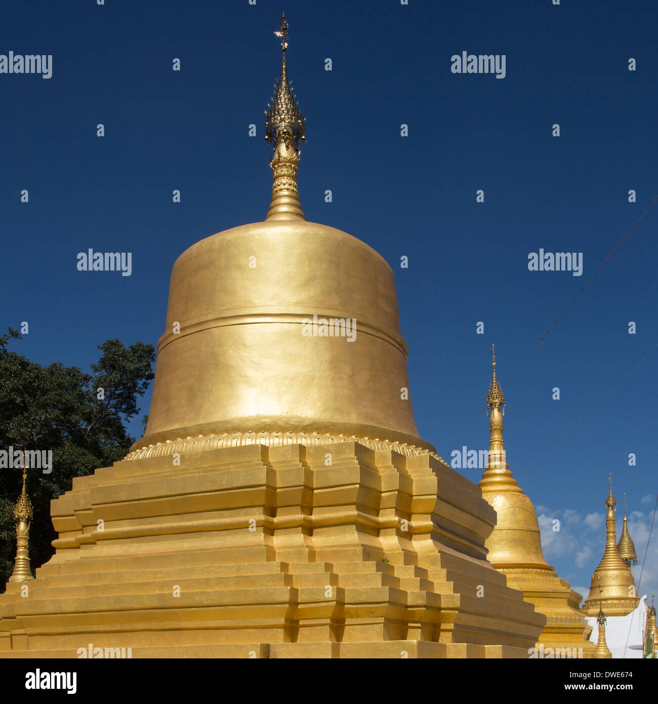 Lo stupa di Pindaya tempio sotto l'ingresso alla grotta di Pindaya in Myanmar (Birmania) Foto Stock