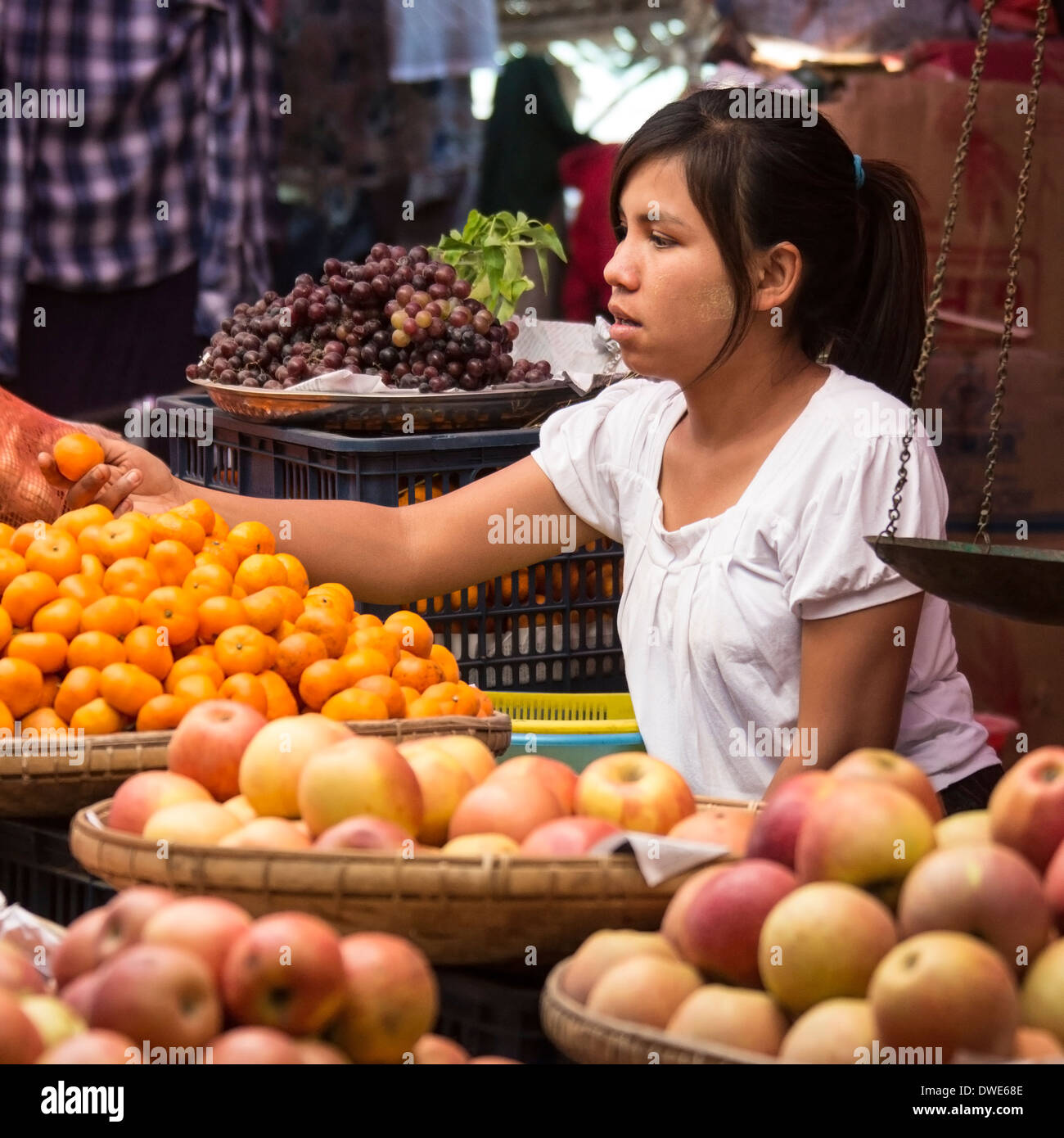 Scena quotidiana su un mercato nella città antica di Bagan in Mayanmar (Birmania). Foto Stock