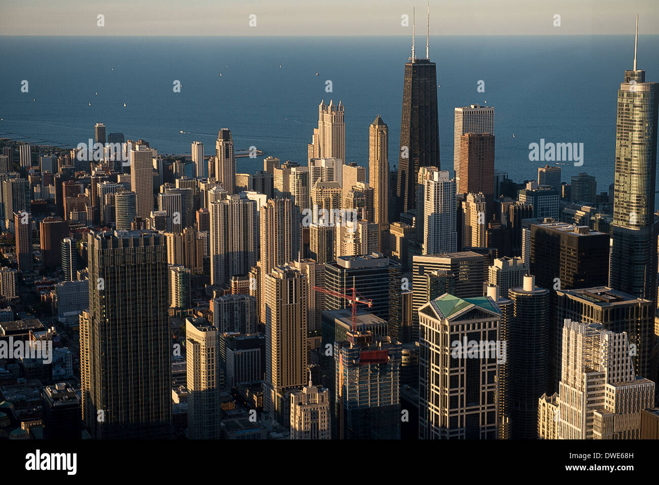 Una porzione del Chicago Illinois skyline con il lago Michigan in background. Foto Stock