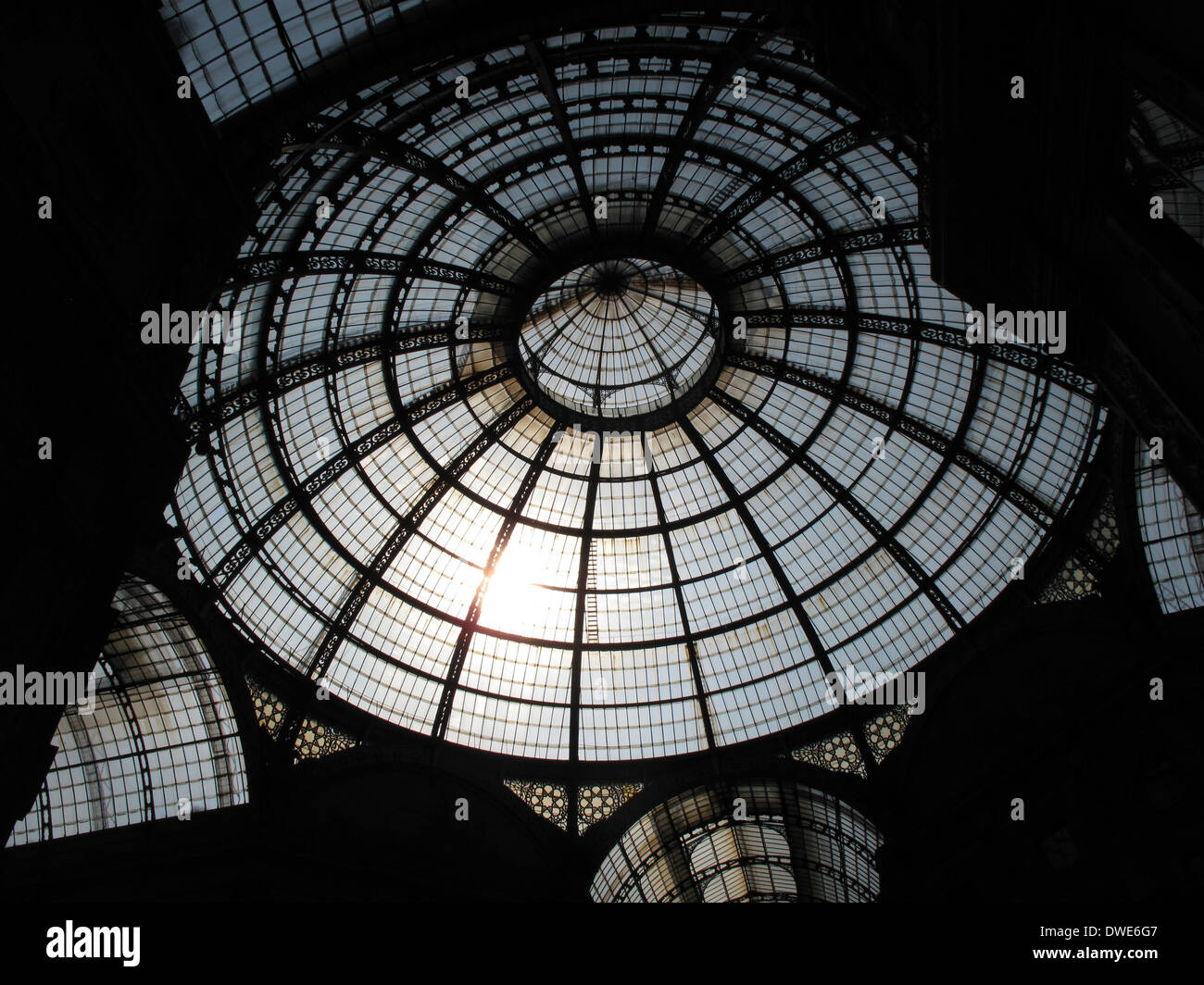 La Milano centro commerciale in Italia. La Galleria Vittorio Emanuele II. Una delle più antiche del mondo i centri commerciali per lo shopping, costruito nel 1877. Foto Stock
