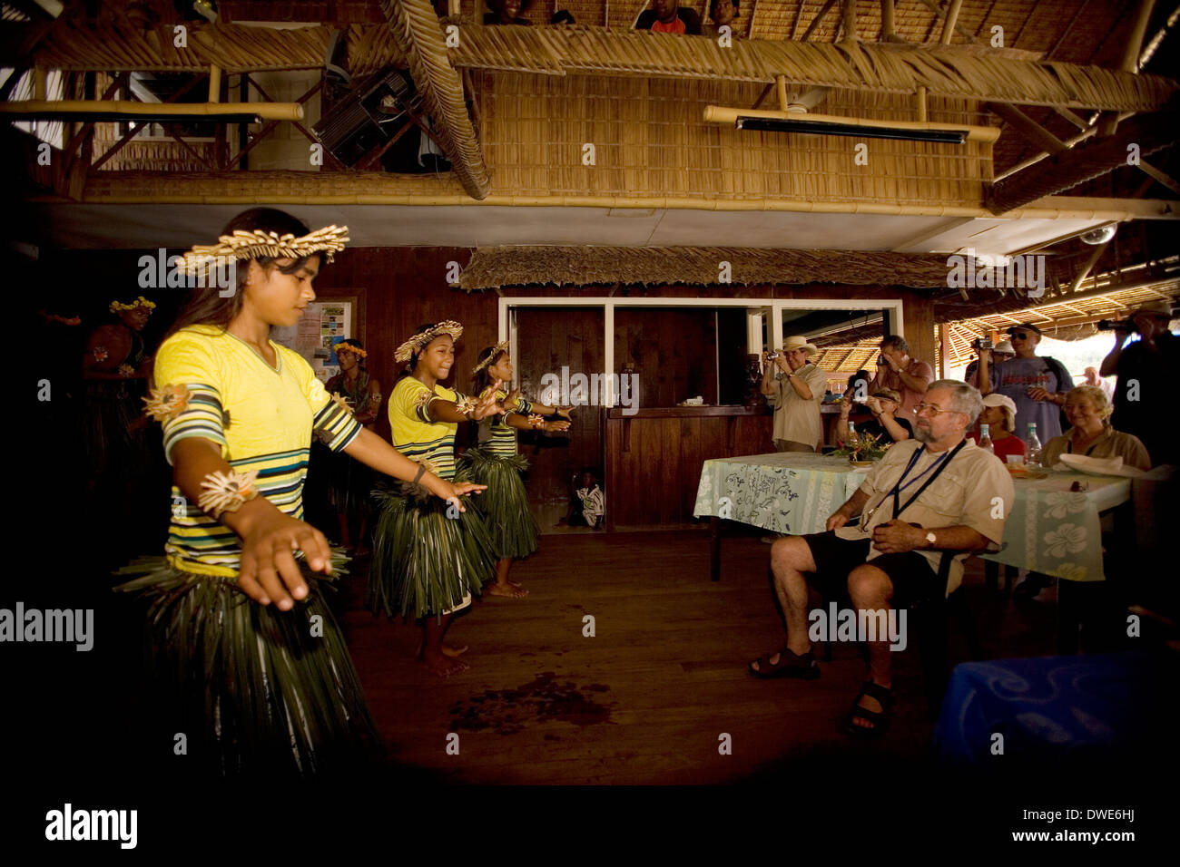 Un gilbertino balli di gruppo esegue una danza Tamure a PT-109 Bar & Ristorante, Gizo, Ghizo Isola, Isole Salomone Foto Stock