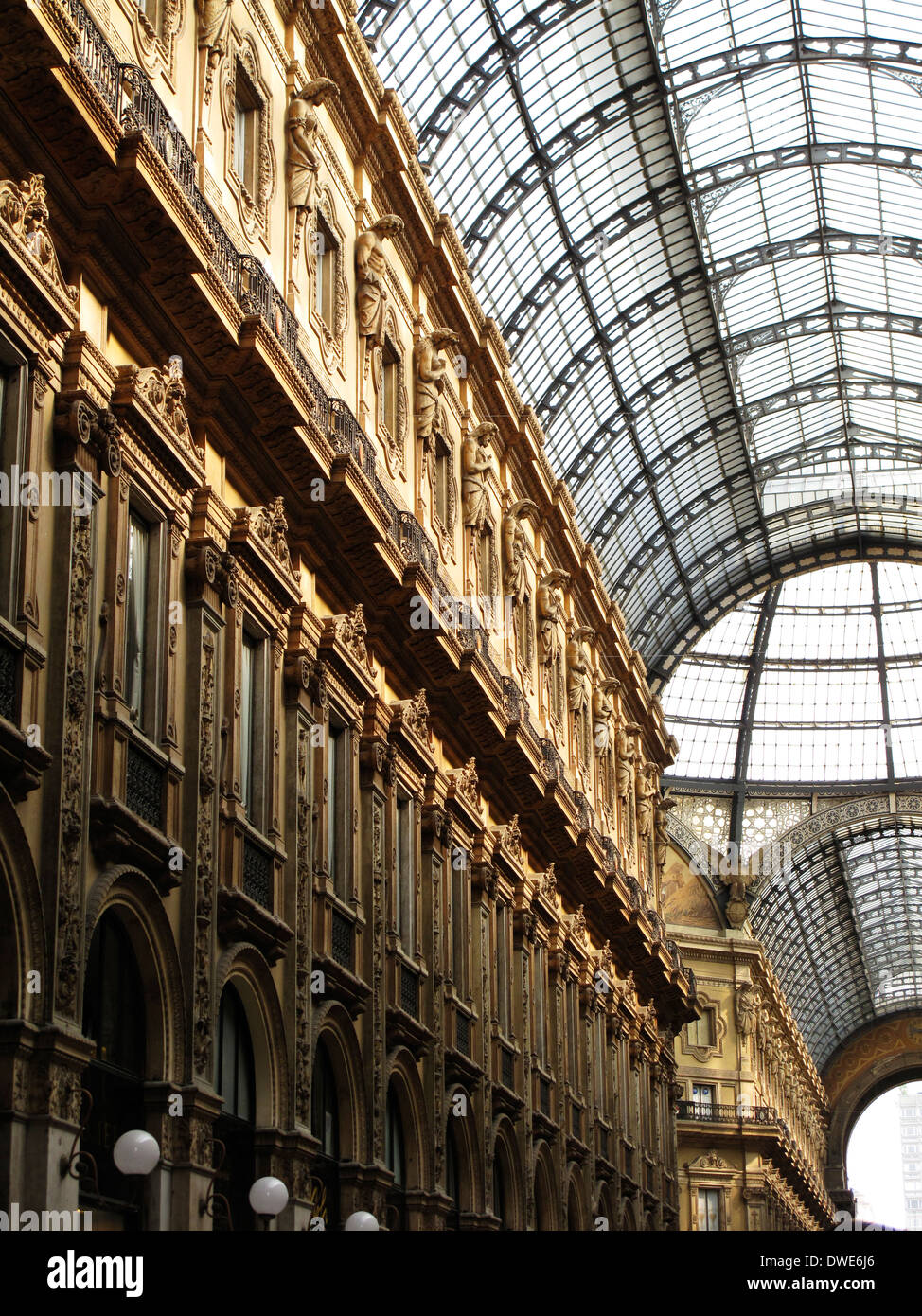 La Milano centro commerciale in Italia. La Galleria Vittorio Emanuele II. Una delle più antiche del mondo i centri commerciali per lo shopping, costruito nel 1877. Foto Stock
