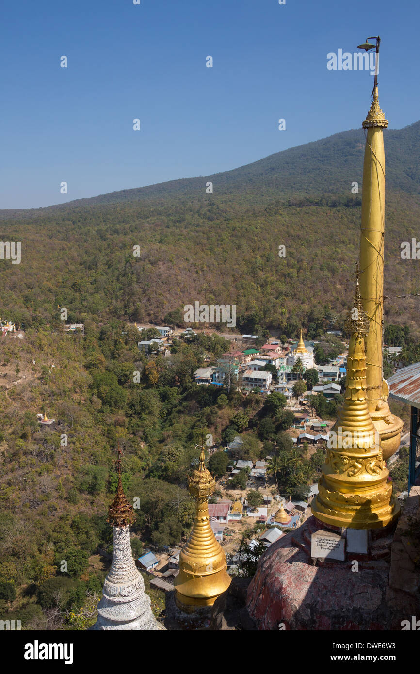 Vista dal Monte Popa - Popa Taungkalat (Taung Kalat) Santuario, casa di 37 Mahagiri Nats - Birmania (Myanmar) Foto Stock