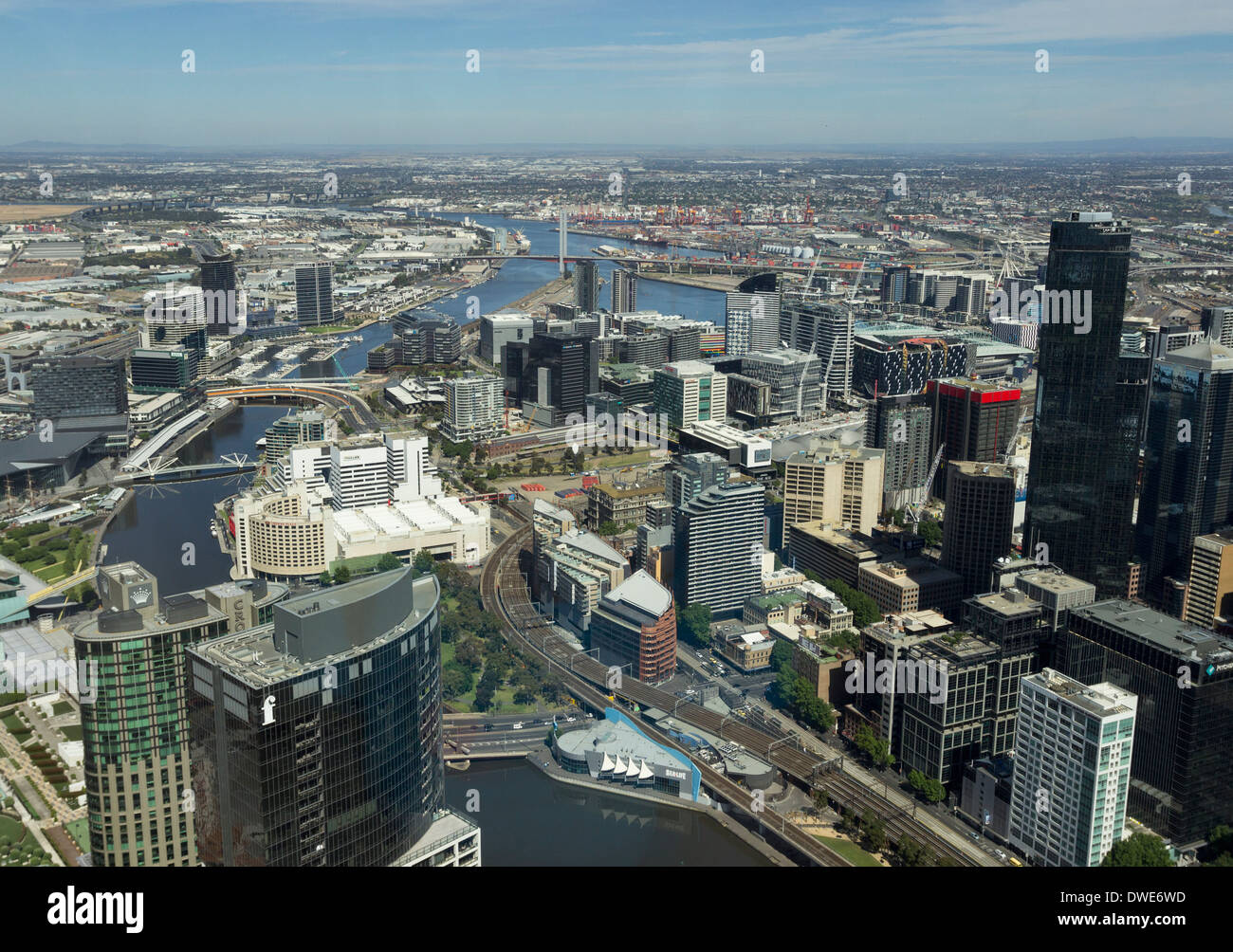 Vista aerea di Melbourne, Victoria, Australia - con il fiume Yarra e grattacieli nel distretto finanziario e degli affari Foto Stock