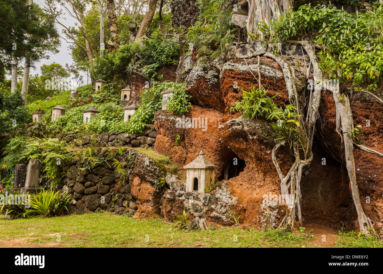 Lawai Centro Internazionale, Kauai, Hawaii, Stati Uniti d'America - Il percorso di pellegrinaggio sulla collina con 88 santuari buddisti Foto Stock