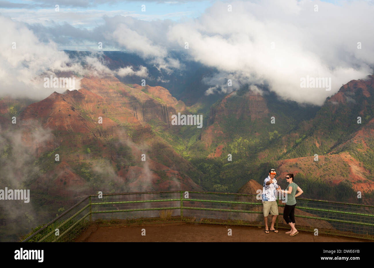 Il Canyon di Waimea, Kauai, Hawaii, Stati Uniti d'America - Giovane prendere selfie foto accanto al Grand Canyon del Pacifico Foto Stock