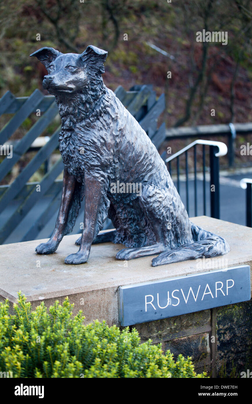 Statua di a Ruswarp alla stazione Garsdale accontentarsi di linea di Carlisle Cumbria Inghilterra England Foto Stock