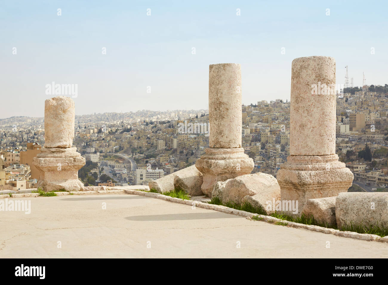 Colonne sulla cittadella di Amman, Giordania, vista città Foto Stock