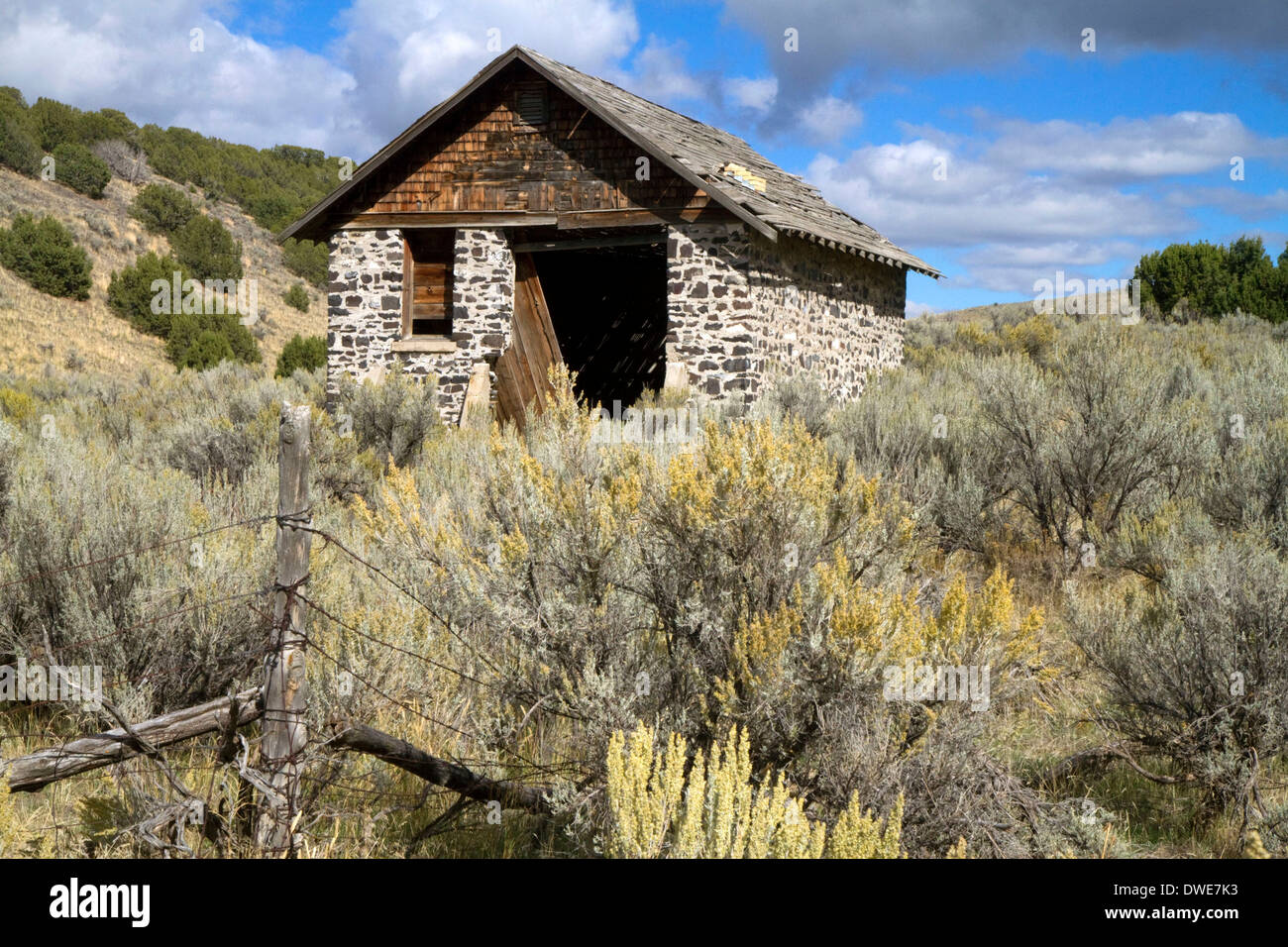 L edificio costruito in pietra e malta lungo la Interstate 84 vicino all'Idaho e confini dello Utah, Stati Uniti d'America. Foto Stock