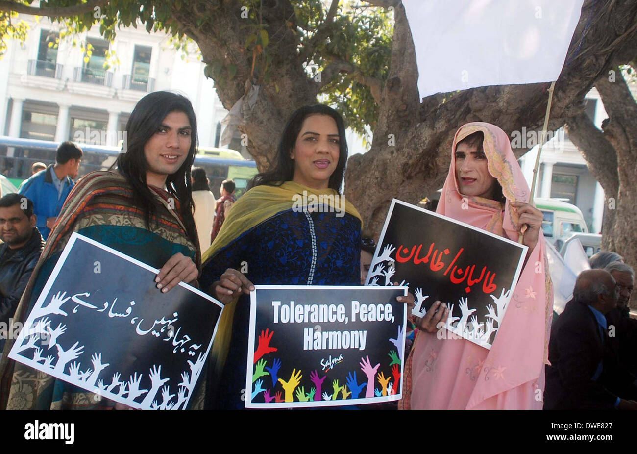 I membri della società civile e di pace e tolleranza chant slogan contro il terrorismo attentati e dell estremismo durante la manifestazione di protesta in Mall Road a Lahore, giovedì 06 marzo, 2014. Foto Stock