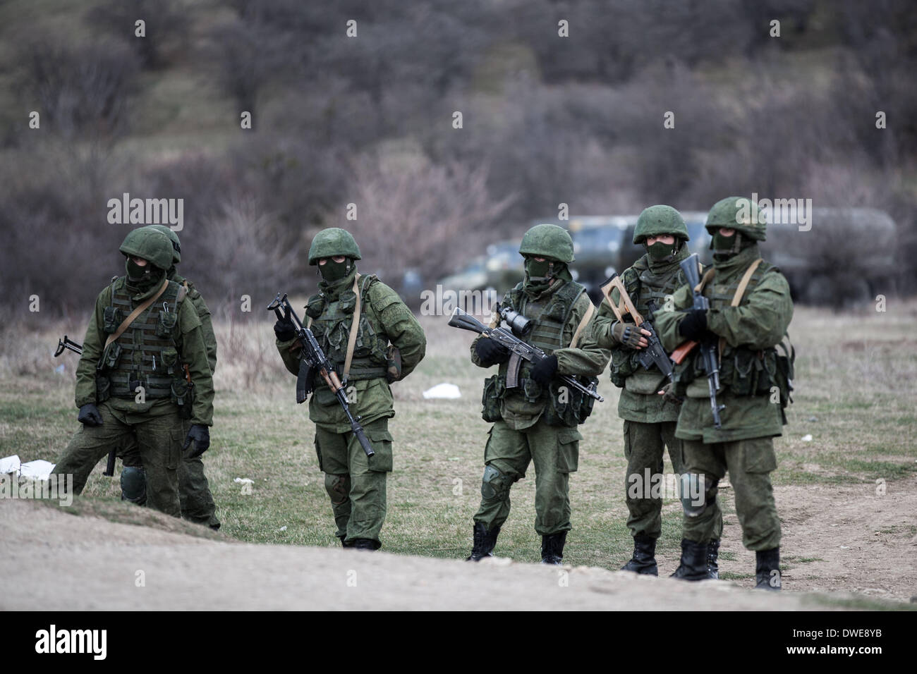 Simferopol, Crimea, Ucraina. 5 Mar 2014. Presunta soldati russi in corpo pieno armor e armato di un assalto di fucili accanto all'assedio militare ucraino in base Perevalnoye vicino a Simferopol, Crimea (Ucraina) il 5 marzo 2014. © Daniel Van Moll/NurPhoto/ZUMAPRESS.com/Alamy Live News Foto Stock