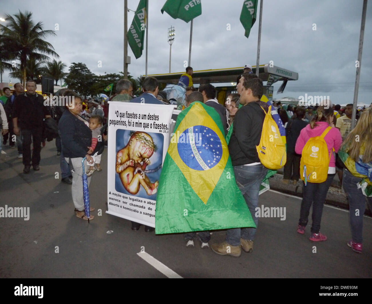 Pellegrini in marcia lungo Avenida atlantico che scorre accanto alla spiaggia di Copacabana. Anti aborto demonstartor. Foto Stock