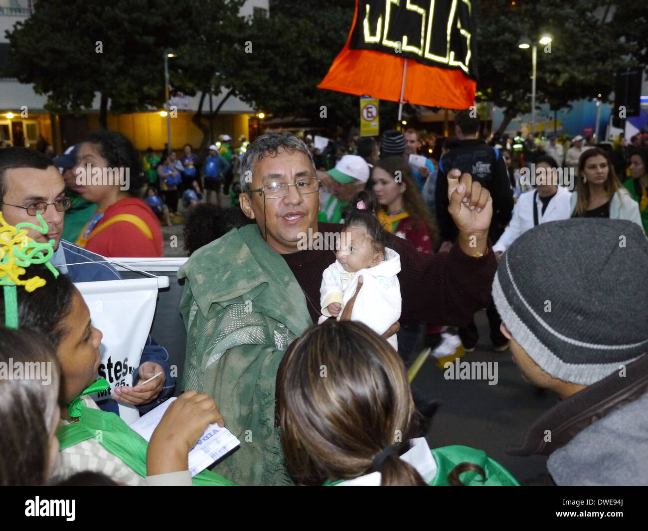 Il Brasile anti-aborto demonstrator holding bambino deformato Foto Stock