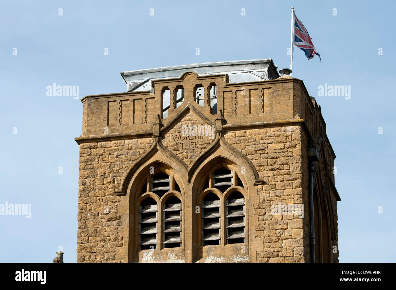 La torre, la Santissima Trinità e a San Tommaso di Canterbury Chiesa, Ettington, Warwickshire, Inghilterra, Regno Unito Foto Stock