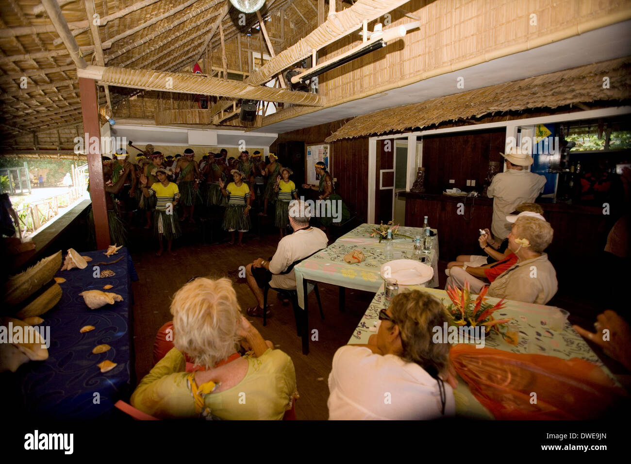 Un gilbertino balli di gruppo suona presso il PT-109 Bar & Ristorante, Gizo, Ghizo Isola, Sud Pacifico Foto Stock