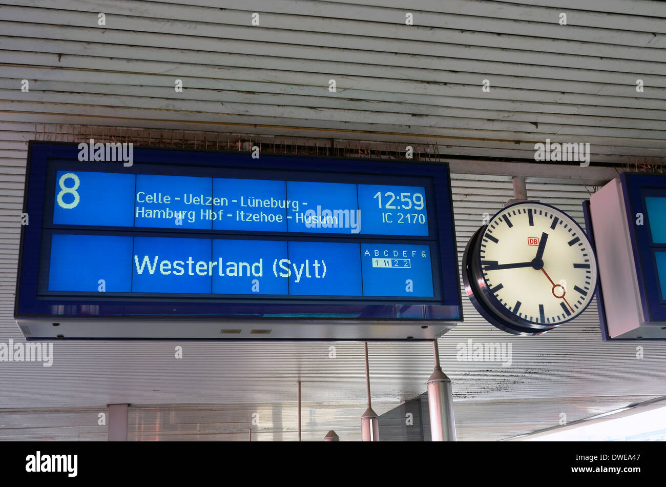 Stazione scheda di partenza che mostra il prossimo treno per Westerland. Bahnhof Abflugtafel zeigt nächste Zug nach Westerland. Foto Stock
