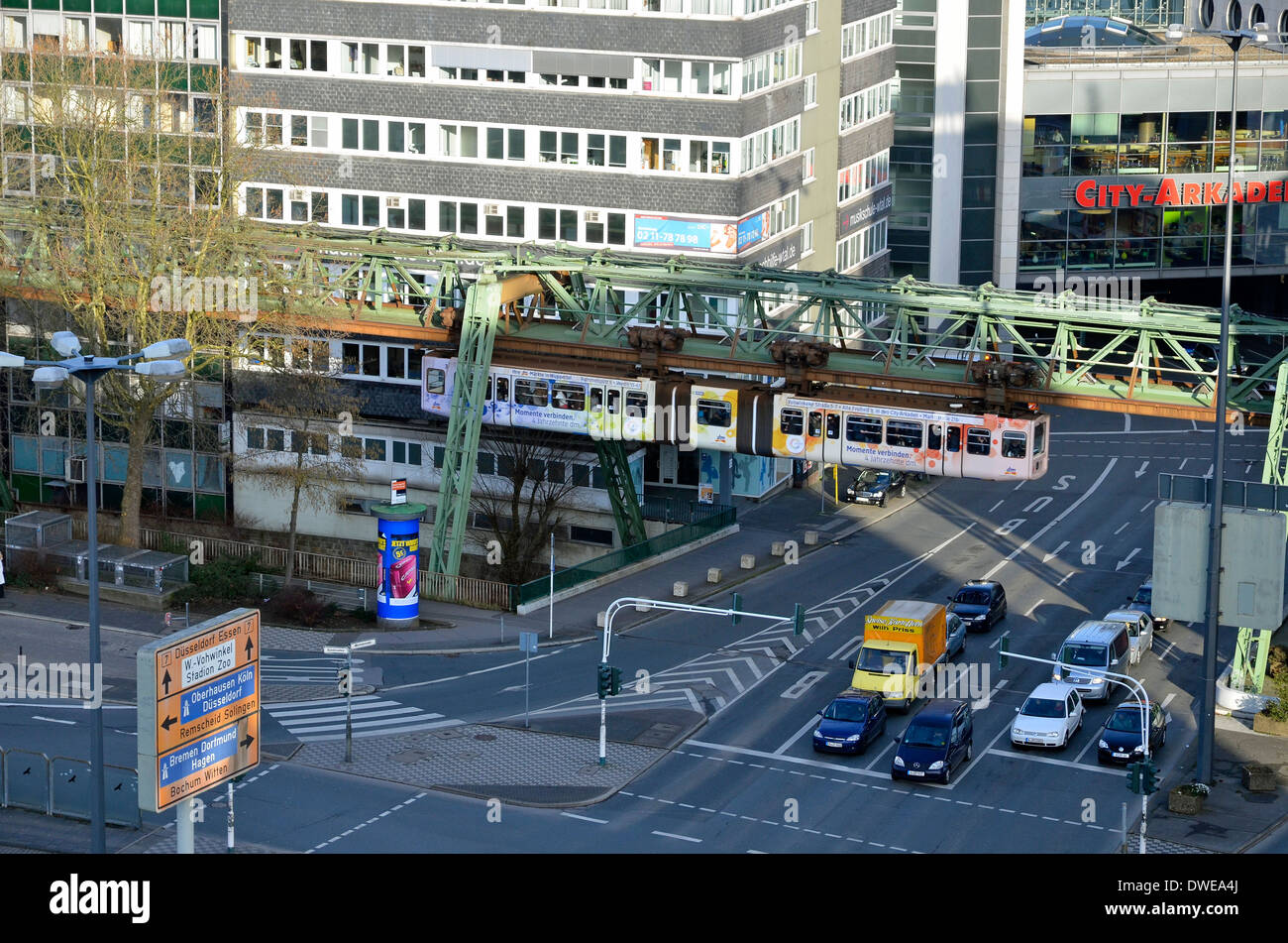 Wuppertal - l'unico sistema monorotaia Schwebebahn l. Im Zentrum der Stadt Wuppertaler Schwebebahn Foto Stock