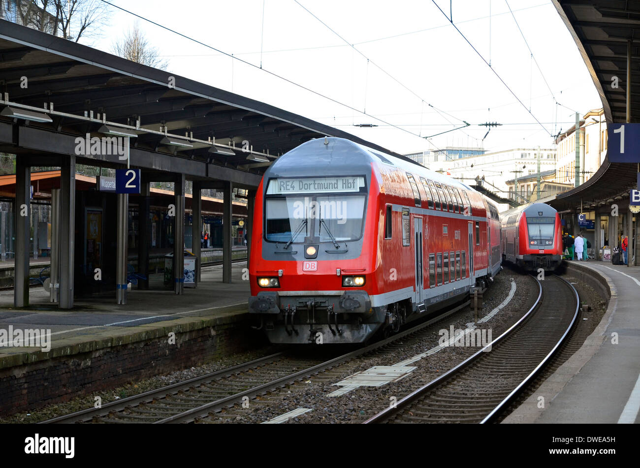 Wuppertal Hauptbahnhof (stazione ferroviaria principale) con il treno regionale. Wuppertal Hauptbahnhof mit der Regionalbahn. Foto Stock