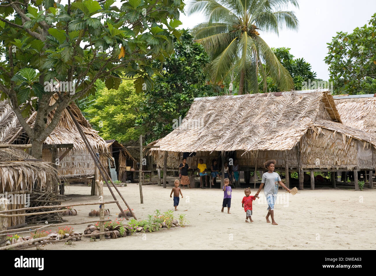 Alloggiamento tradizionale su Santa Ana Isola, Isole Salomone, Sud Pacifico Foto Stock
