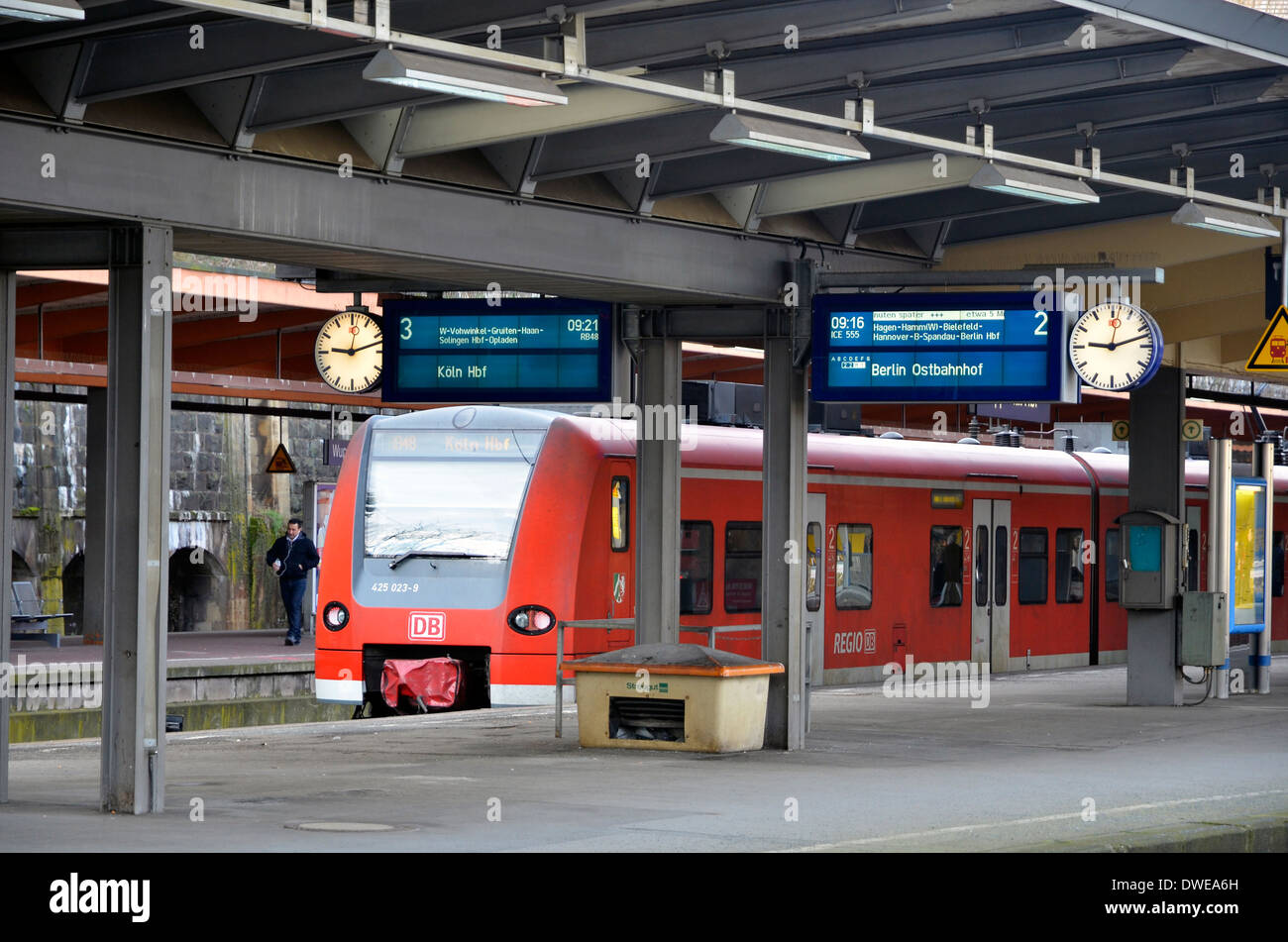 Wuppertal Hauptbahnhof (stazione ferroviaria principale) con un moderno treno regionale. Wuppertal Hauptbahnhof mit der Regionalbahn. Foto Stock