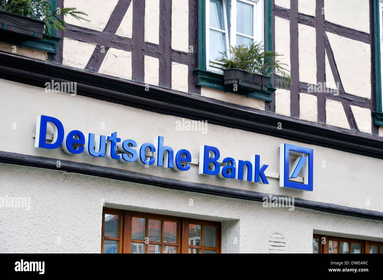 Deutsche Bank segno e logo in un edificio tradizionale a Wernigerode. Deutsche Bank Zeichen und Logos Foto Stock