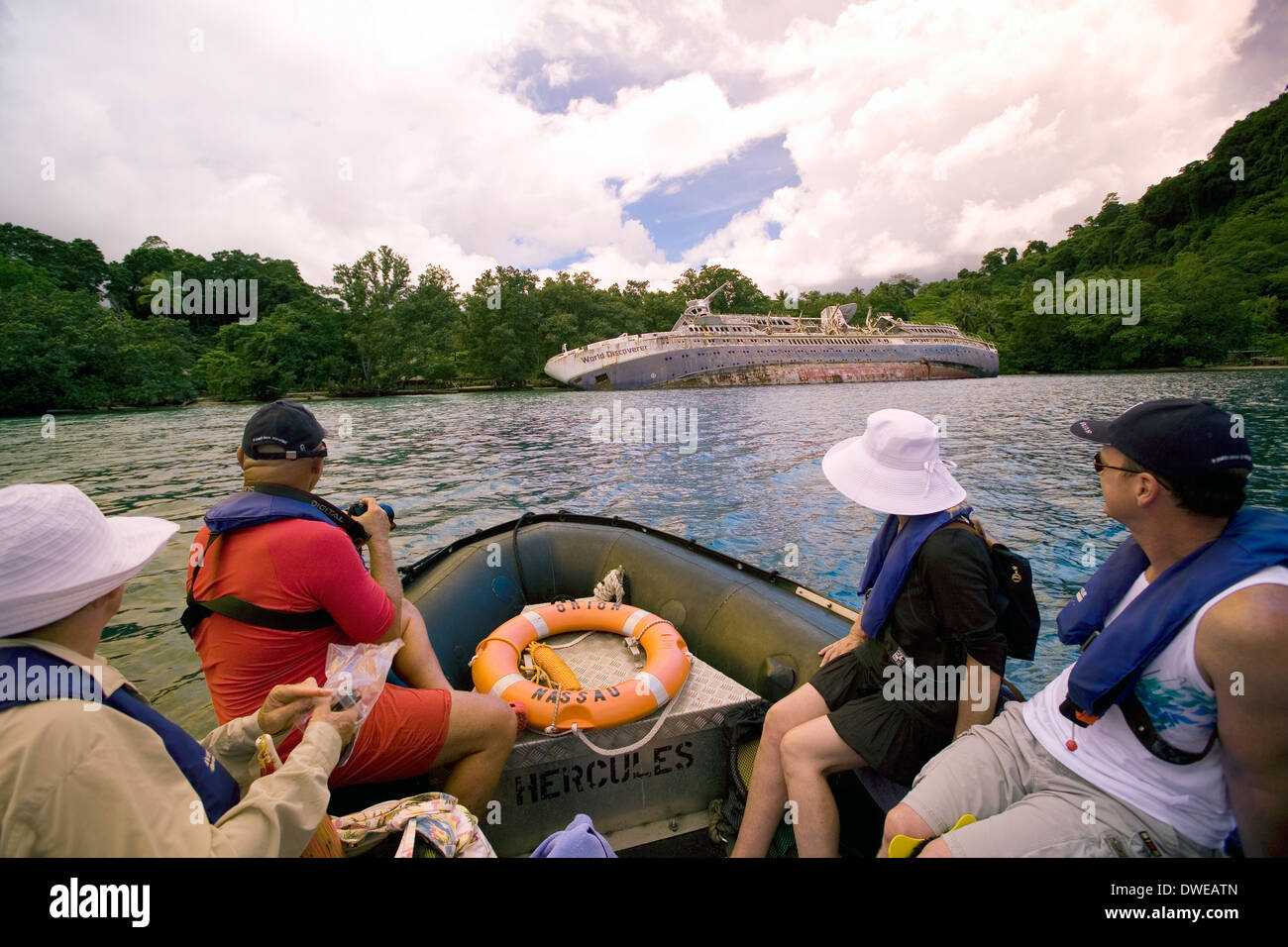 I turisti su Orion Zodiacs esplorare le isole remote del Pacifico del Sud a Nggela, Isole Salomone, Sud Pacifico Foto Stock