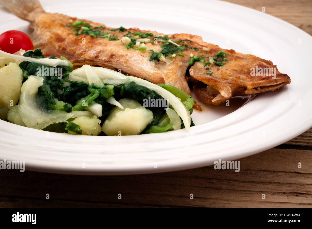 La Passera pianuzza fritto con cipolla, cavolo e patate Foto Stock