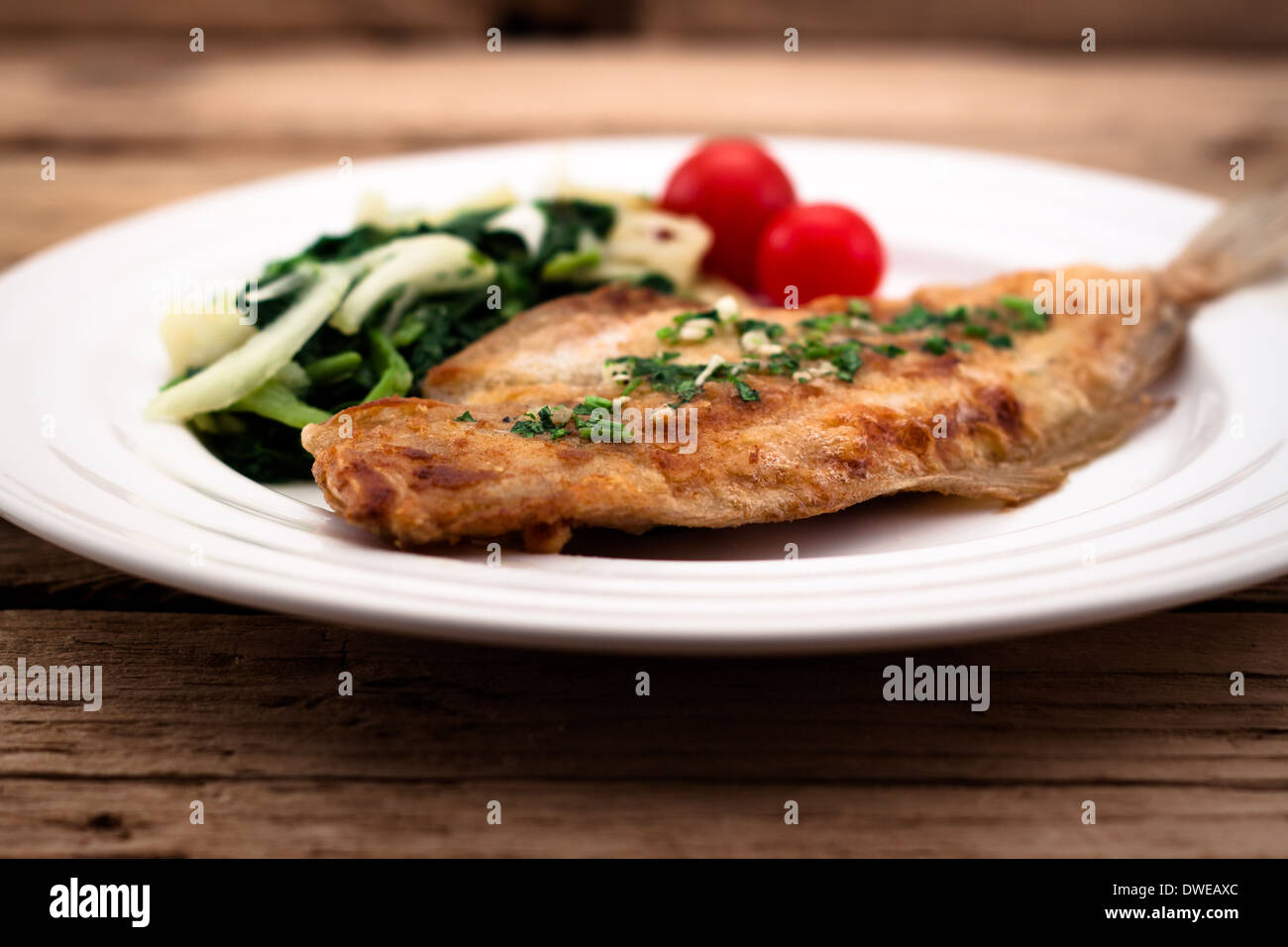 La Passera pianuzza fritto con cipolla, cavolo e patate Foto Stock