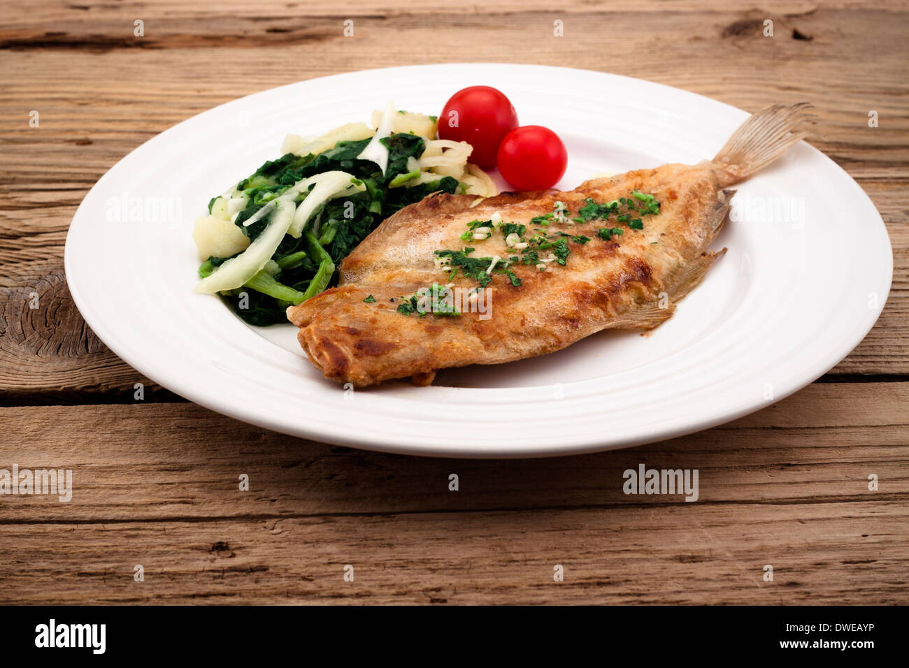 La Passera pianuzza fritto con cipolla, cavolo e patate Foto Stock