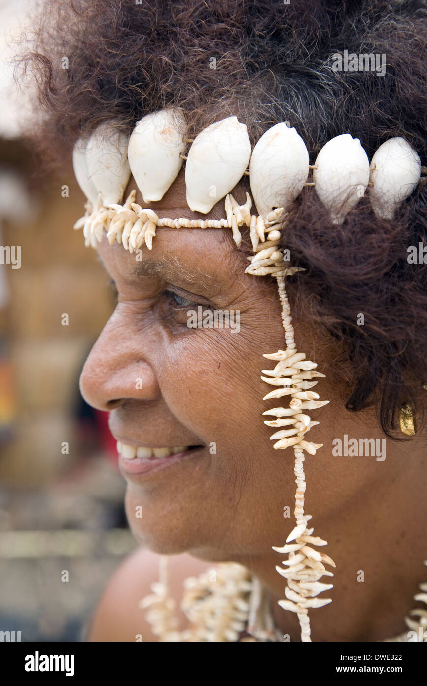 Donna in costume tradizionale, Santa Ana Isola, Isole Salomone, Sud Pacifico Foto Stock