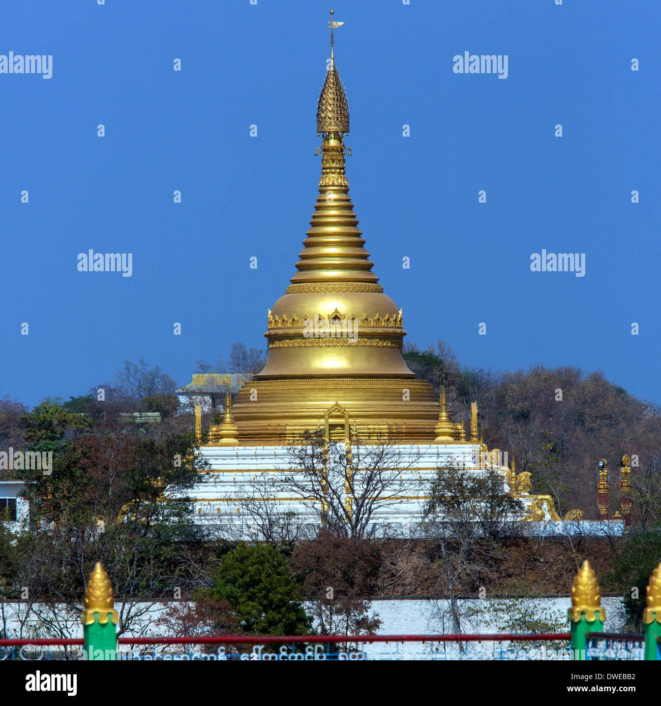 Vista da Sagaing collina vicino alla città di Sagaing nel Myanmar (Birmania). Foto Stock