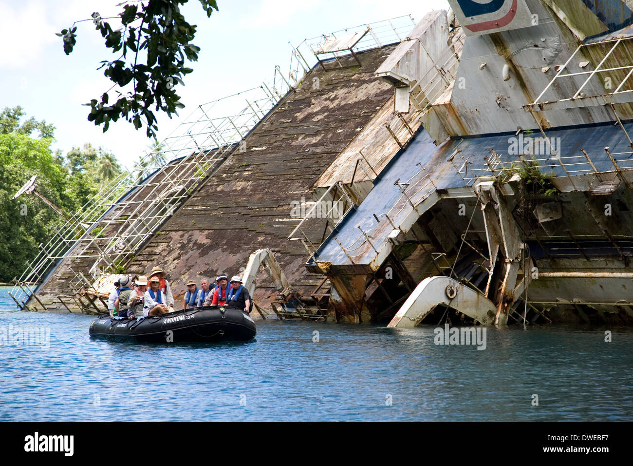 La Expedition nave, scopritore del mondo, ha colpito una barriera corallina e andato arenarsi nel 2001 a Nggela Isola, Isole Salomone, Sud Pacifico Foto Stock