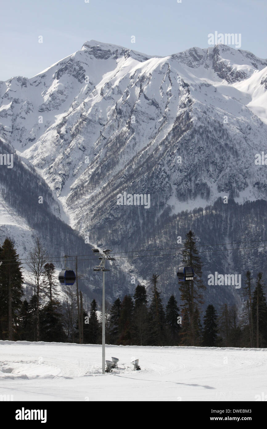 Vista sulla funivia in montagne in inverno Foto Stock