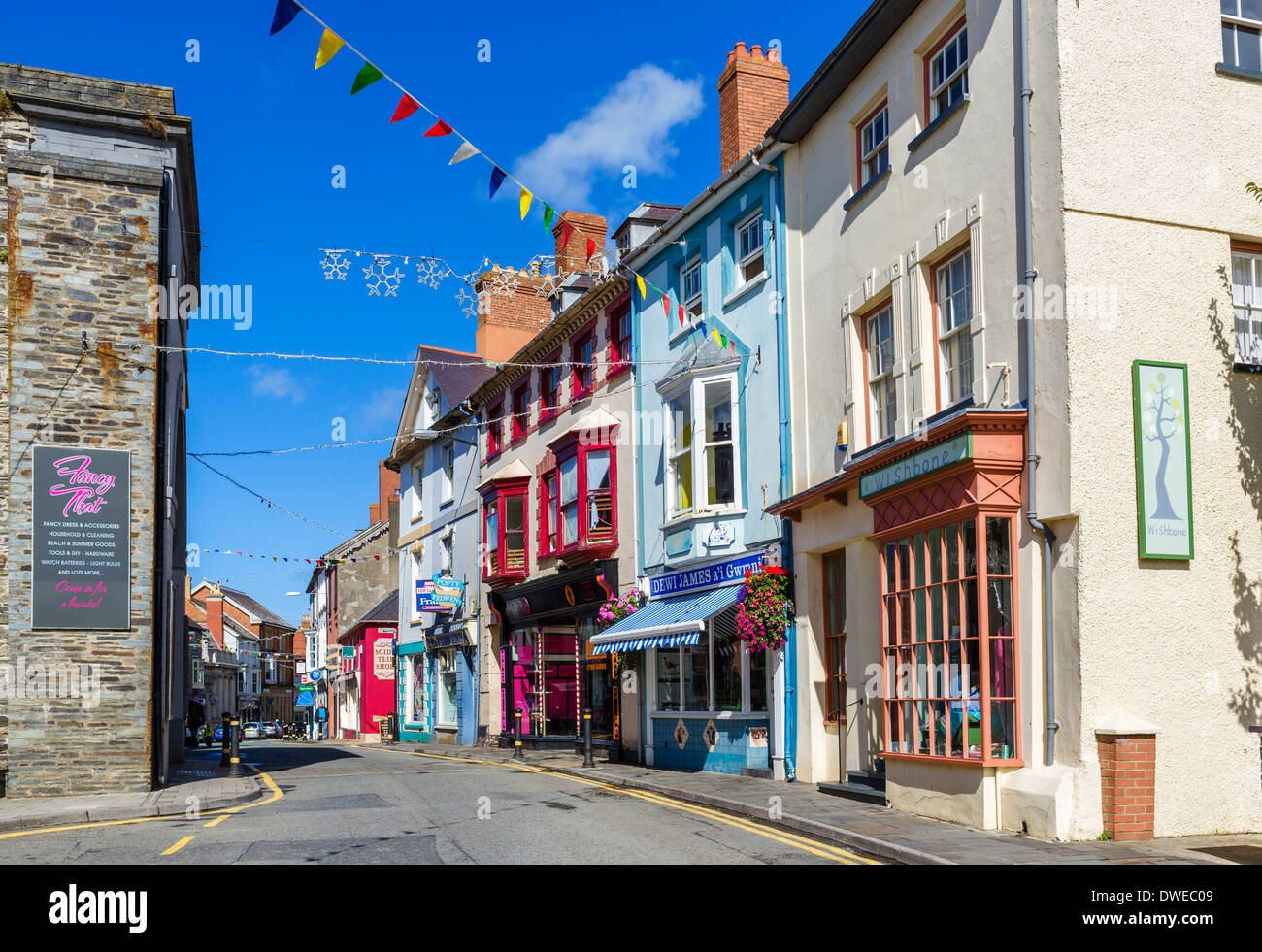 I negozi di High Street, cardigan, Ceredigion, Wales, Regno Unito Foto Stock