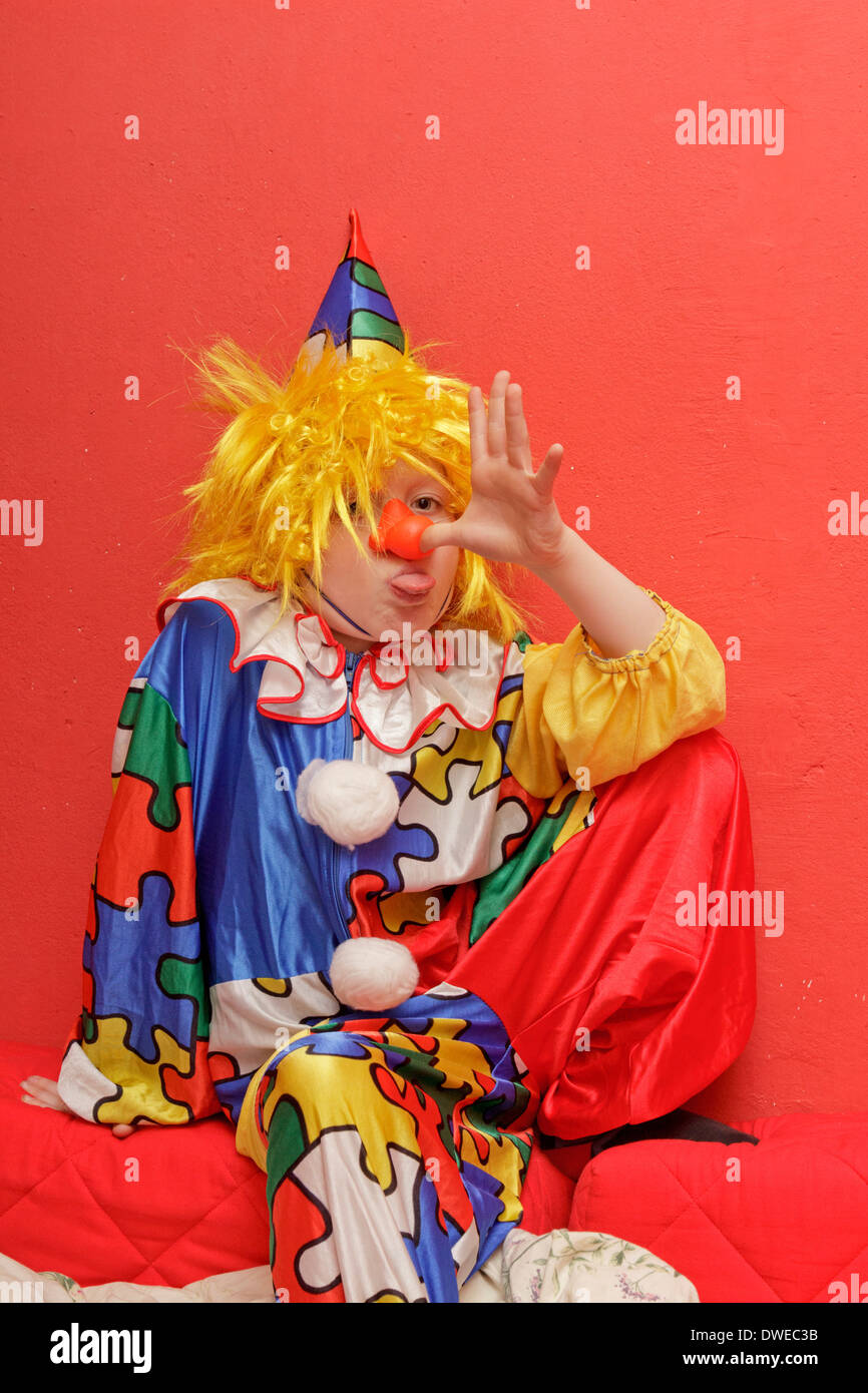 Clown con naso rosso guardando al di fuori del libro bianco Foto stock -  Alamy