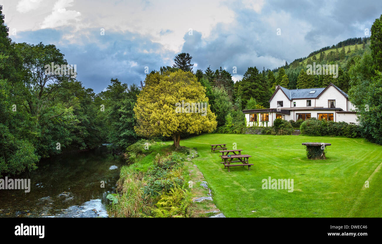 Dolbrodmaeth Riverside Hotel in prima serata, Dinas Mawddwy, Machynlleth, Powys, Wales, Regno Unito Foto Stock