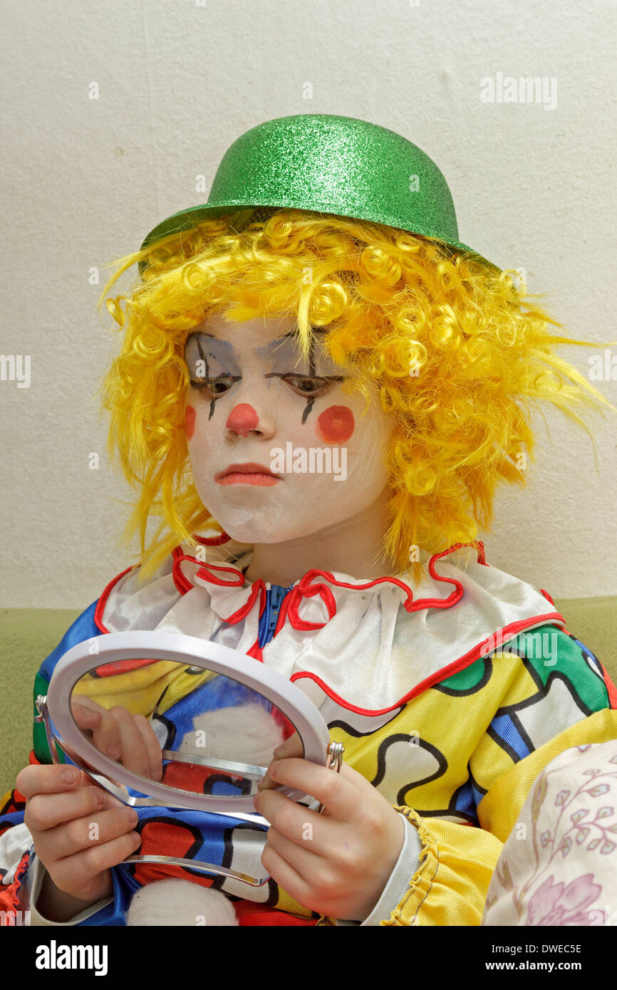 Ragazzo giovane vestito come un clown Foto stock - Alamy